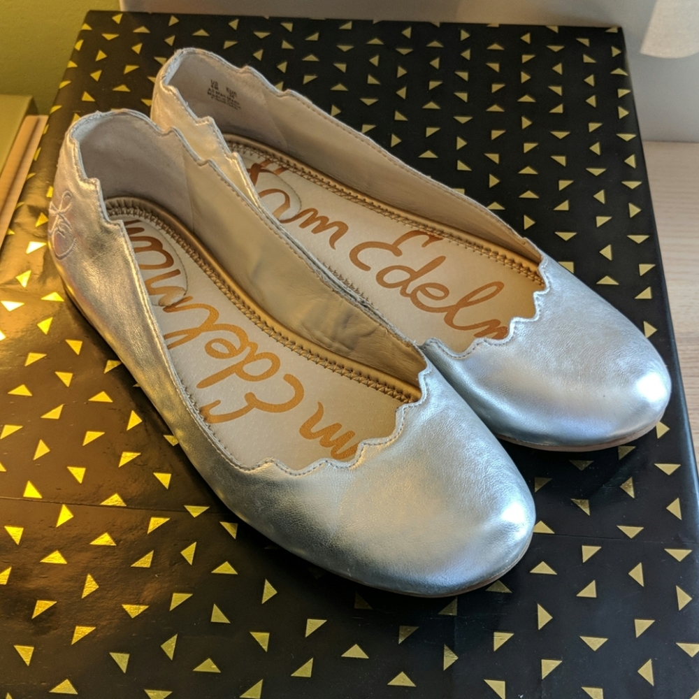 Sam Edelman Finnegan Scalloped Silver Flat